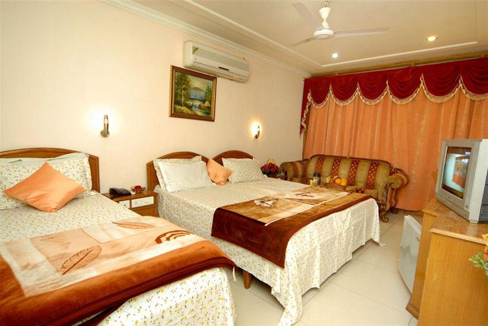 Hotel Diamond Plaza Chandīgarh Esterno foto