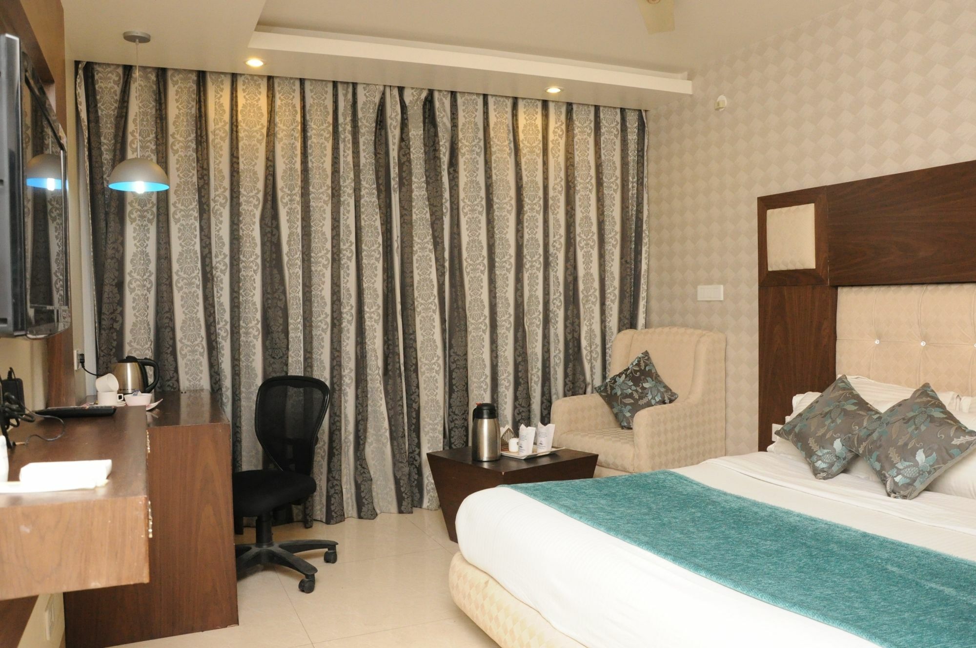 Hotel Diamond Plaza Chandīgarh Esterno foto