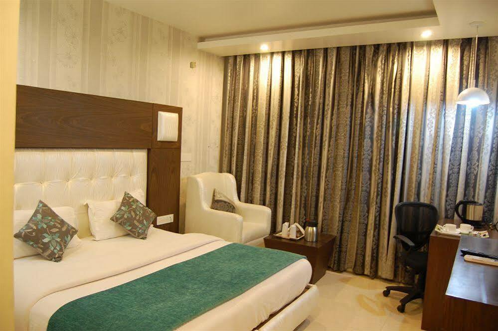 Hotel Diamond Plaza Chandīgarh Esterno foto