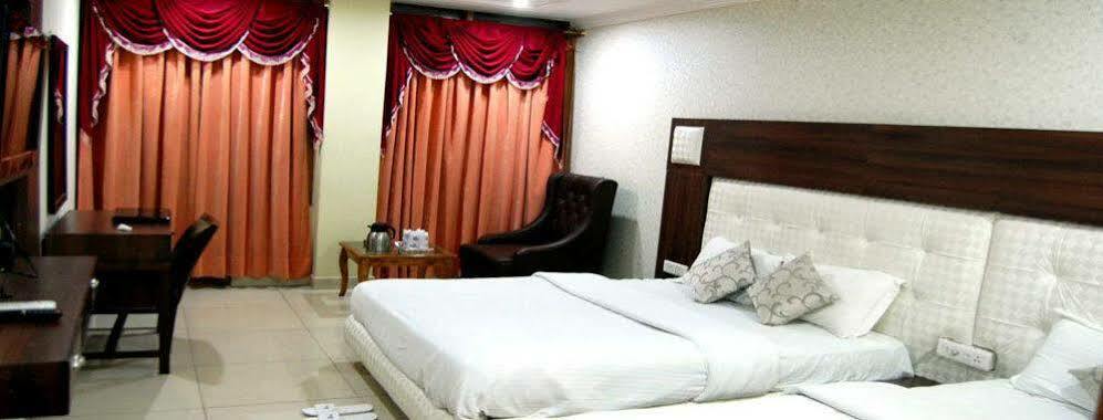 Hotel Diamond Plaza Chandīgarh Esterno foto